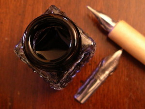 ink-pot-and-nibs-1487822-640x480