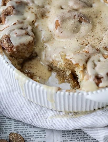 one hour eggnog cinnamon rolls I howsweeteats.com #christmas #holidays #eggnog #cinnamonrolls #breakfast