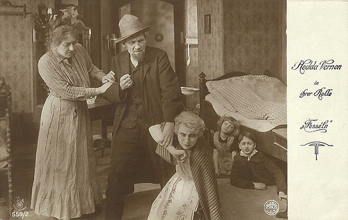 Hedda Vernon in Fesseln