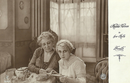 Hedda Vernon in Fesseln
