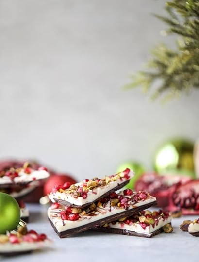 pomegranate pistachio swirled chocolate bark I howsweeteats.com #chocolate #bark #pomegranate #pistachio #christmas 