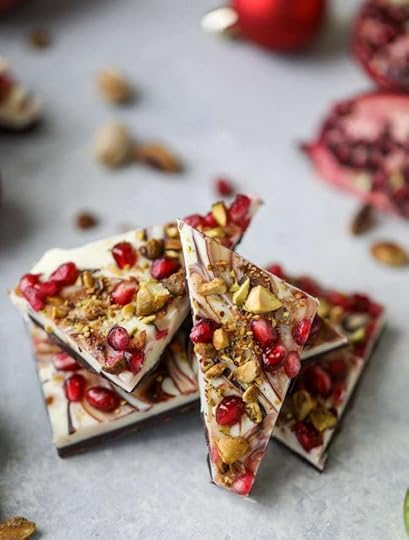 pomegranate pistachio swirled chocolate bark I howsweeteats.com #chocolate #bark #pomegranate #pistachio #christmas 