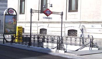 Madrid-Metro-Tribunal-Entrada.jpg