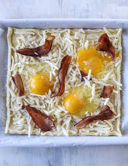 puff pastry breakfast pizza I howsweeteats.com #breakfast #pizza #puffpastry #brunch #christmas