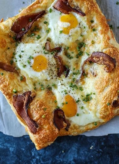 puff pastry breakfast pizza I howsweeteats.com #breakfast #pizza #puffpastry #brunch #christmas