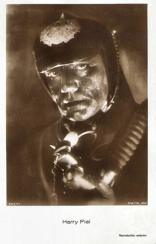 Harry Piel in Menschen im Feuer (1930)