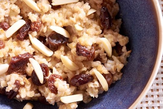 Sous vide oatmeal close raisin