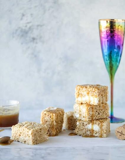 champagne caramel krispie treats I howsweeteats.com #brownrice #ricekrispietreats #champagne #caramel
