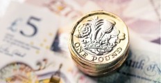 one-pound-coins-and-notes-picture-id688526532