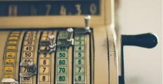 old-vintage-cash-register-machine-picture-id810348088