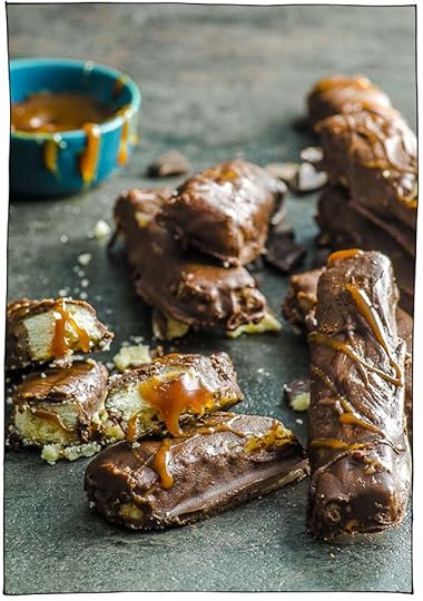 30 Vegan Candy and Chocolate Bar Recipes! Perfect for a gift or just for yourself to enjoy. Whip up some sweet treats to celebrate a holiday such as Valentine's Day, Easter, Christmas, Halloween, or for any day of the week so you have them on hand when sugar cravings strike. #itdoesnttastelikechicken #veganrecipes #vegandesserts #candy