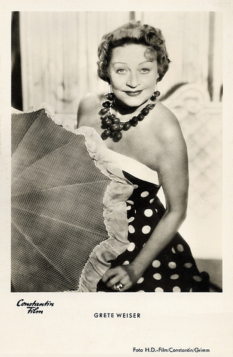 Grethe Weiser in Die sieben Kleider der Katrin (1954)