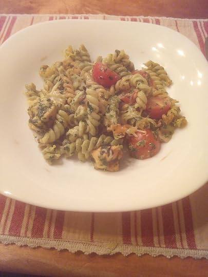 Ovenschotel Pasta met kip en spinazie op bord