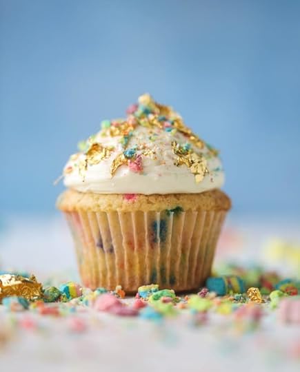 lucky charms cereal milk cupcakes I howsweeteats.com #luckycharms #cupcakes #cerealmilk #cake #funfetti #confetti #sprinkles