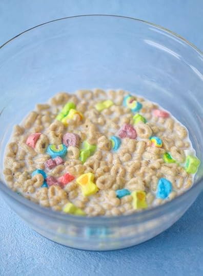 lucky charms cereal milk cupcakes I howsweeteats.com #luckycharms #cupcakes #cerealmilk #cake #funfetti #confetti #sprinkles