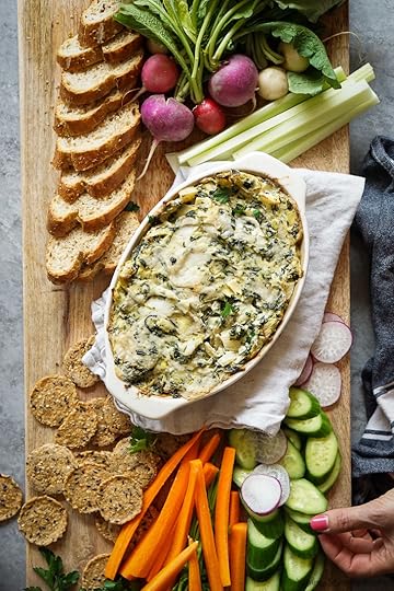 The best warm vegan spinach artichoke dip served with crudite vegetables, crackers, and baguette. This easy spinach artichoke dip made with cashew cream is an absolutely delicious and easy vegan appetizer.