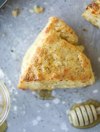 honey cheddar black pepper scones I howsweeteats.com #scones #honey #cheddar #blackpepper