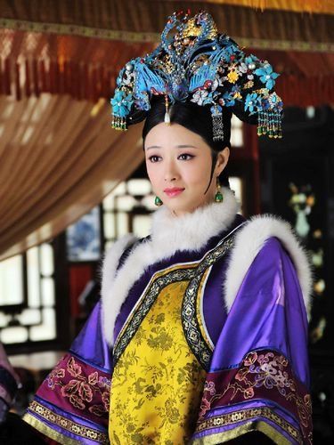 Qing dynasty winter attire of royal consort. Hua Fei/ Nian Shi Lan from Zhen Huan Zhuan.