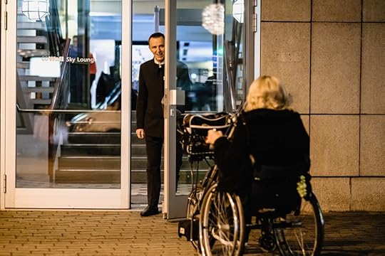 Rollstuhlfahrerin am Eingang
