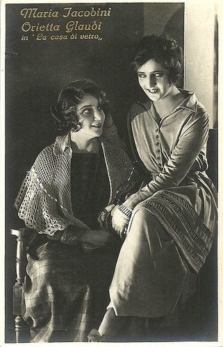 Maria Jacobini and Orietta Claudi in La casa di vetro