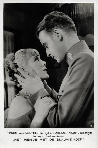 Truus van Aalten and Roland Varno in Het meisje met den blauwen hoed (1934)