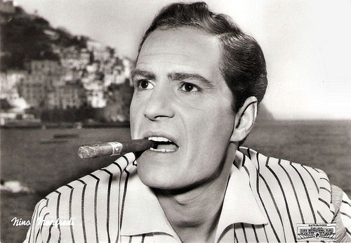 Nino Manfredi in Carmela è una bambola (1958)