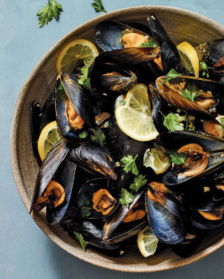320_Garlicky Mussels_020_Siss_9781984822390_art_r1