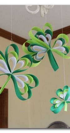 LOVE these shamrocks made out of paper - there's a tutorial on how to make them - so easy!! - -Paper Strip Shamrocks ~ Sugar Bee Crafts