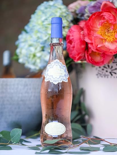 The best rosé to drink - all here in one epic summer guide for you! I'm sharing my personal favorite top ten rosé wines to drink in summer 2018, along with the perfect cheese board and snacks to go with. I howsweeteats.com #rosé #rose #summer #2018 #cheeseboard 