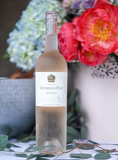 The best rosé to drink - all here in one epic summer guide for you! I'm sharing my personal favorite top ten rosé wines to drink in summer 2018, along with the perfect cheese board and snacks to go with. I howsweeteats.com #rosé #rose #summer #2018 #cheeseboard 