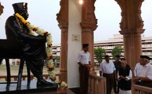 Pranab Mukherjee, Keshav Baliram Hedgewar, Nagpur, The Wire, Rashstriya Swayamsevak Sangh, RSS, Non-Cooperation Movement, Aruna Asaf Ali, Anand Sharma, Shamsul Islam, Quit India Movement, Hindu Mahasabha, Bhagwa Dhwaj, Moulana Abul Kalam Azad, Bharatiya Jana Sangh, Kesari, Indira Gandhi, AO Hume, Queen Victoria, Vande Mataram, Anusheelan Samiti, Lala Hansraj Gupta, Achyutrao Patwardhan, Sane Guruji, EMS Namboodirapad