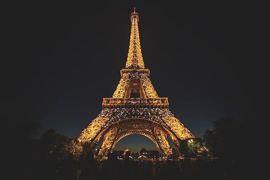 Propose at eiffel tower