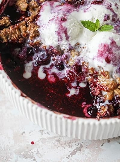 This blueberry crisp is warm and bursting with sweet and juicy fruit. It's topped with a quinoa oatmeal brown sugar topping and is the perfect dessert for summer. Served warm and topped with vanilla ice cream, it's just divine! I howsweeteats.com #blueberry #crisp #quinoa #oats #dessert #fruit