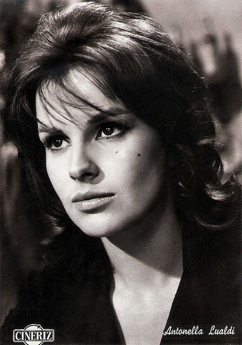 Antonella Lualdi in Via Margutta (1960)