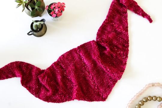 Lacy Bandit Scarf #Knitting #Pattern by #VickieHowell | #knit it with Jilly Cashmere Yarn #knitscarf #knittingscarf #bandit #cashmere #knittingpattern #seedstitch #howtoknitlace