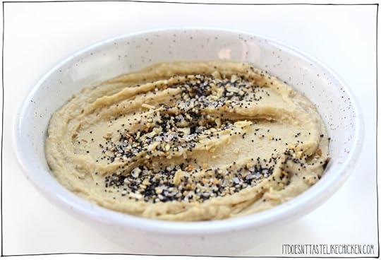 Everything Bagel Seasoning recipe! You can make your own topping at home and then use it on all your favourite foods: salads, hummus, popcorn, avocado toast, tofu scramble, everywhere! #itdoesnttastelikechicken #everythingbagel