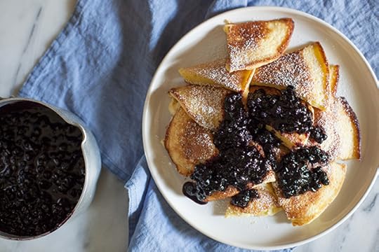 frittelle spezzettate con salsa di mirtilli selvatici