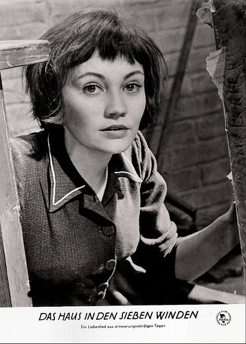 Larisa Luzhina in Na semi vetrakh (1962)