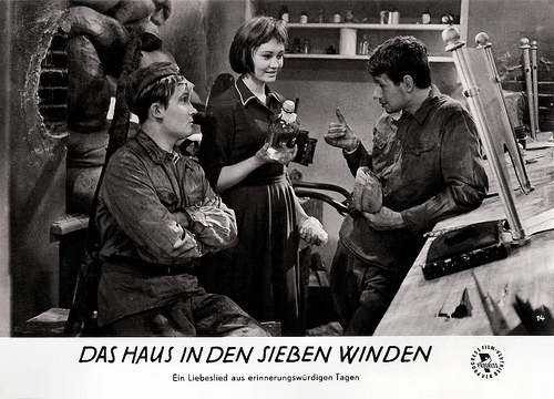 Larisa Luzhina in Na semi vetrakh (1962)