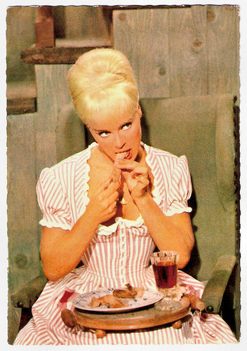 Elke Sommer in Unter Geiern (1964)