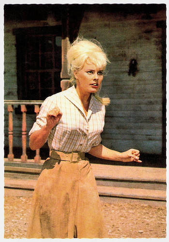 Elke Sommer in Unter Geiern (1964)