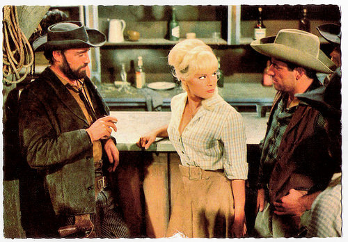 Elke Sommer in Unter Geiern (1964)