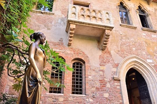 Juliet statue and balcony in Verona, Italy