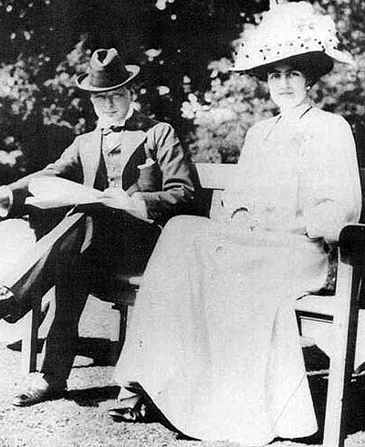  Winston Churchill &nbsp;(1874-1965) with fiancée Clementine Hozier &nbsp;(1885-1977) shortly before their marriage in 1908, Wikimedia Commons 