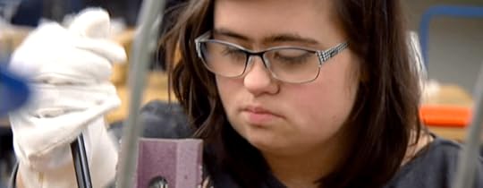Kim-Lea Glaub ist 18, hat das Down Syndrom und macht eine Ausbildung in einer Behindertenwerkstatt in Herford. Bis vor einem halben Jahr hätte sie noch Anspruch auf Geld vom Staat gehabt - wegen einer Gesetzesänderung fällt das jetzt weg. Abgesehen von einem kleinen Lehrgeld bekommt sie nichts - genau wie bundesweit rund 13.000 junge Menschen mit Behinderung.