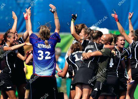 mobel schroter altenburg stock photo of coach rift hugs his team player mobel schroter altenburg schlafzimmer