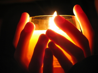 Hands-holding-candle
