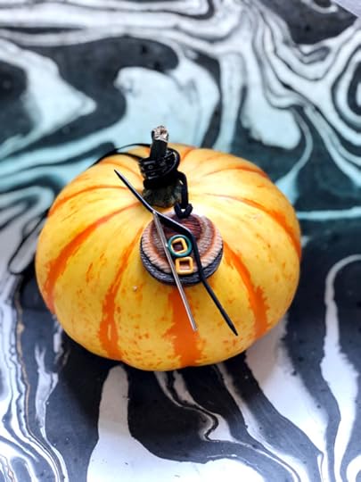 Wearable Tools by Knitter's Pride | Watch this week's episode of #AskMeMonday with #VickieHowell to get the scoop on Knitter's Pride's new Row Counter Ring and Knitter's Magnetic Necklace Kit! #knitting #tools #knitter 