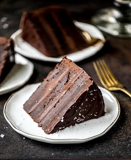 This salted dark chocolate stout cake is absolutely divine! It's ridiculously rich and perfect for a crowd or a party. Pumpkin stout batter is baked into fluffy laters and covered in a super fudgy chocolate ganache. Perfect for chocolate lovers! I howsweeteats.com #dark #chocolate #stout #cake #salted