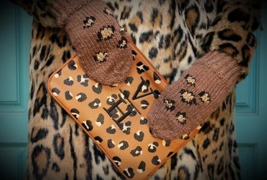 How to knit mittens with duplicate leopard spots to match the Thirty-one Gifts Lovely Leopard Print | Pattern by Vickie Howell #knitting #mittens #leopard #knitmittens